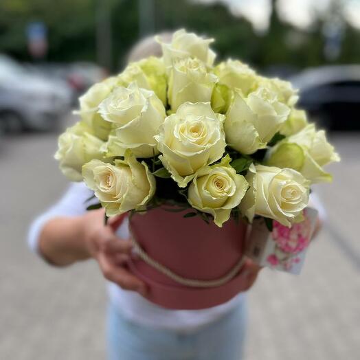 Roses blanches dans une boîte