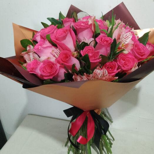 Ramo de rosas y alstroemelia