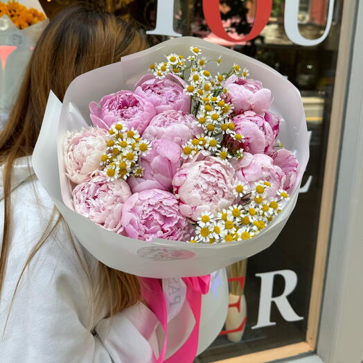 11 пионов с ромашками