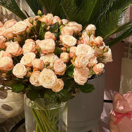 Bouquet of sprey roses