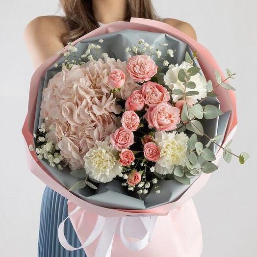 Евробукет с гортензией в нежных тонах