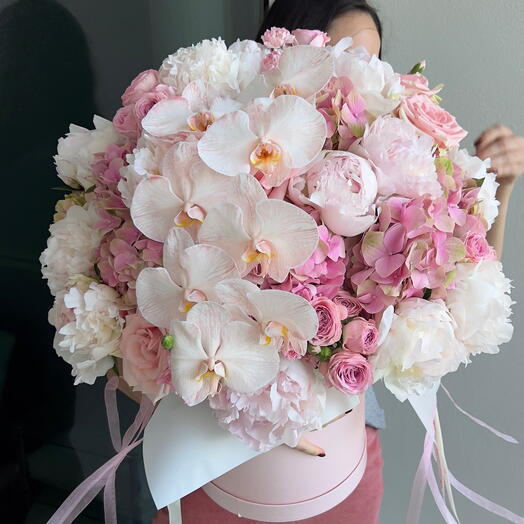 Arrangement with peonies and phalaenopsis in a box