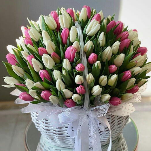 Корзина с 151 тюльпана