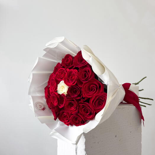 Red roses with white one 21pcs