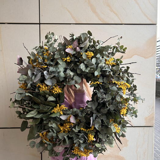 Corona de eucalipto y mimosa