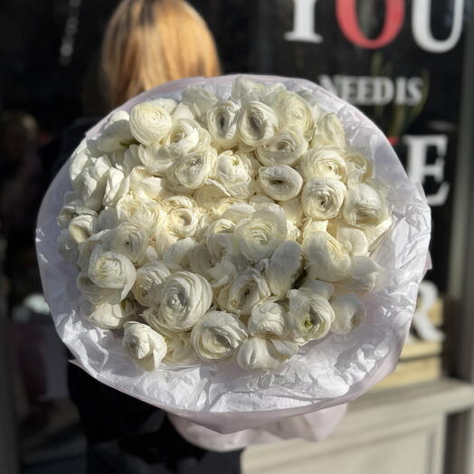 Букет из 101 белого ранункулюса