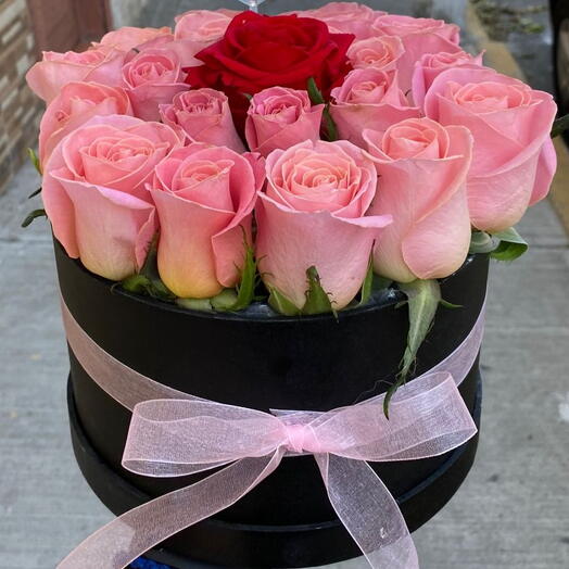 CCaja negra con rosas color rosa
