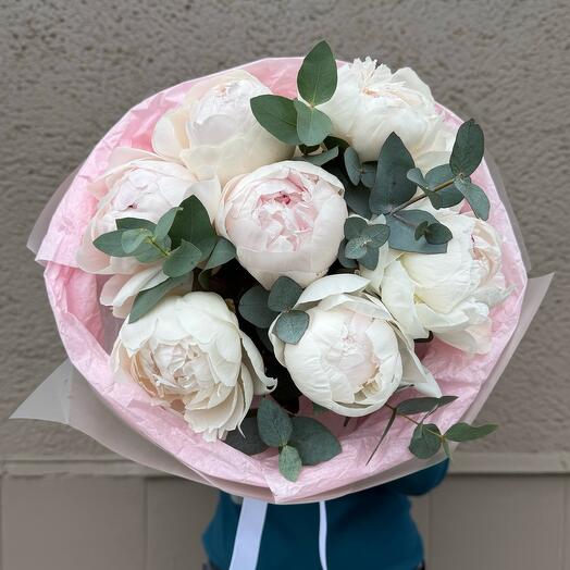 Букет из 7 пионов с эвкалиптом