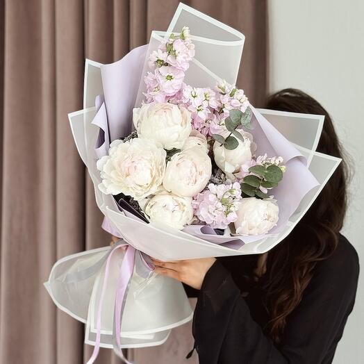 Букет с пионами и маттиолой