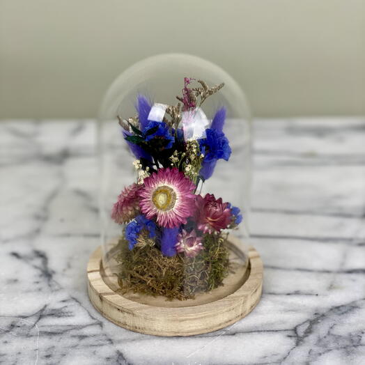 Trockenblumen-Arrangement im Glaskuppel-Dekor