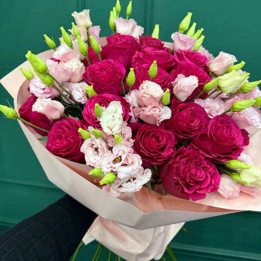 Пионовидные розы с эустомой