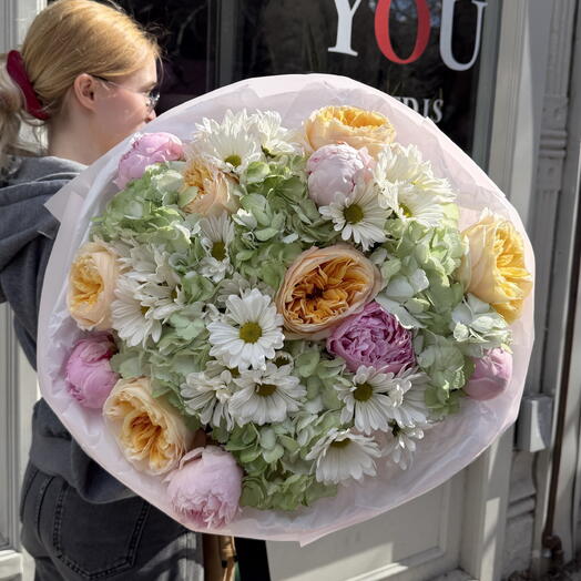 Средний букет «Секретный сад» (пионы, гортензии, ромашки, кремовые садовые розы Expression)