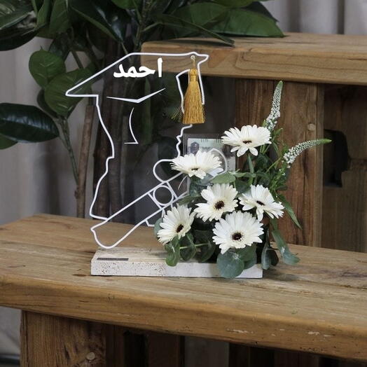 تنسيق تخرج فاخر مع اسم مخصص
English:
Luxury Graduation Flower Arrangement with Custom Name