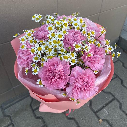 Rosa Strauß mit Nelken und Tanacetum