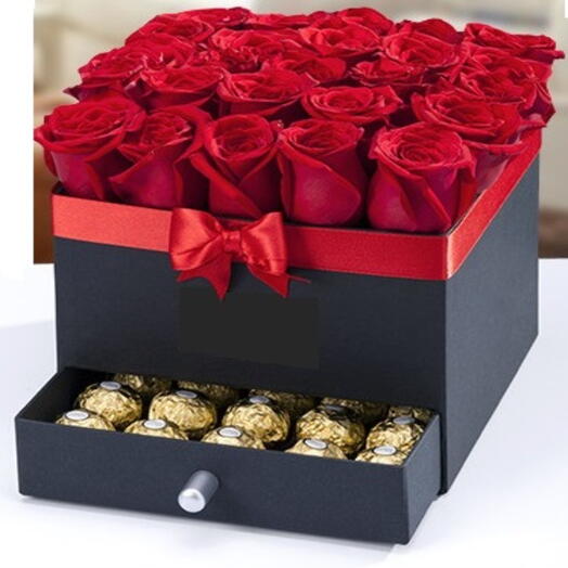 Caja con  Rosas y cajon sorpresa con ferrero