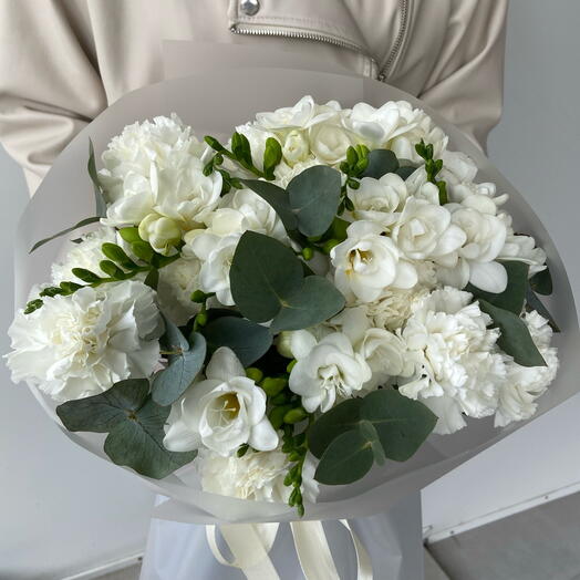 Нежный дуо букет фрезий и диантусов «Дейзи»