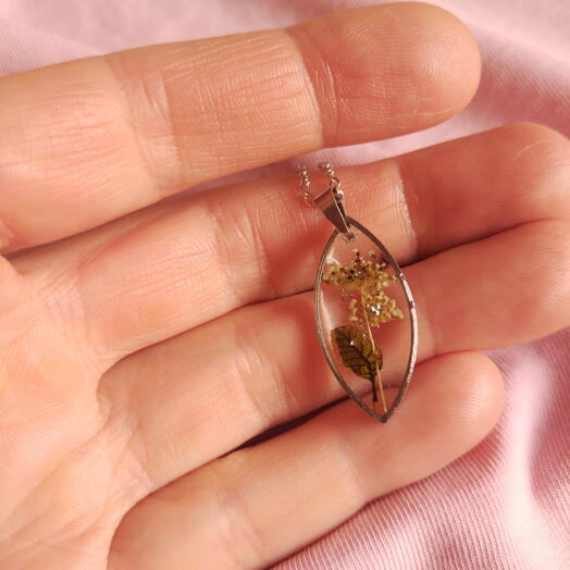 Oval pendant with flowers