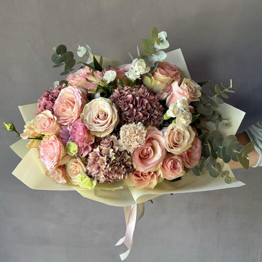 Ramo mixto rosado con 15 rosas