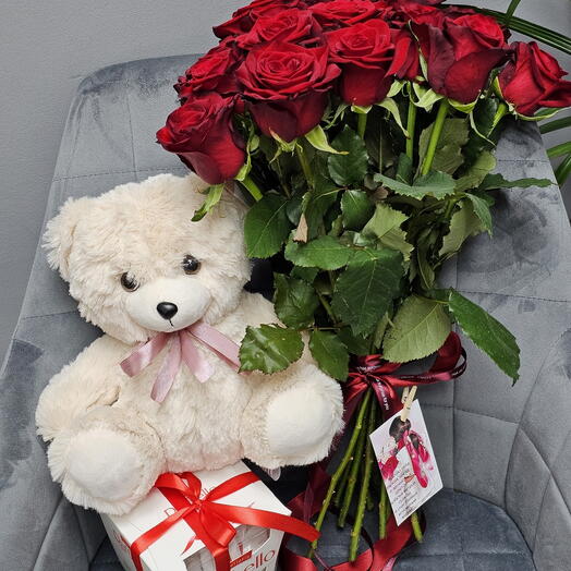 Розы, медвежонок и раффаэлло