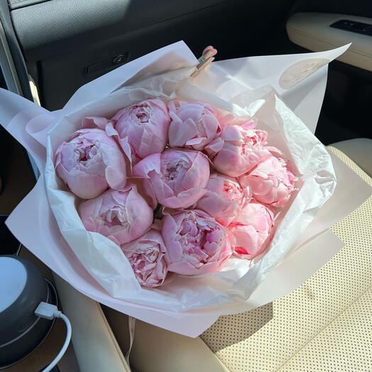 11 розовых пионов