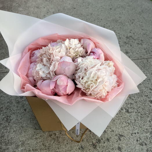 Rózsaszín pünkösdi rózsák rózsaszín hortenziával