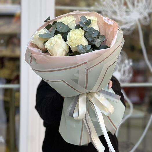 Букет белых роз с эвкалиптом - "Юлия"