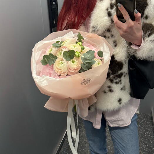 Ranunkuluslar okaliptüslerle s