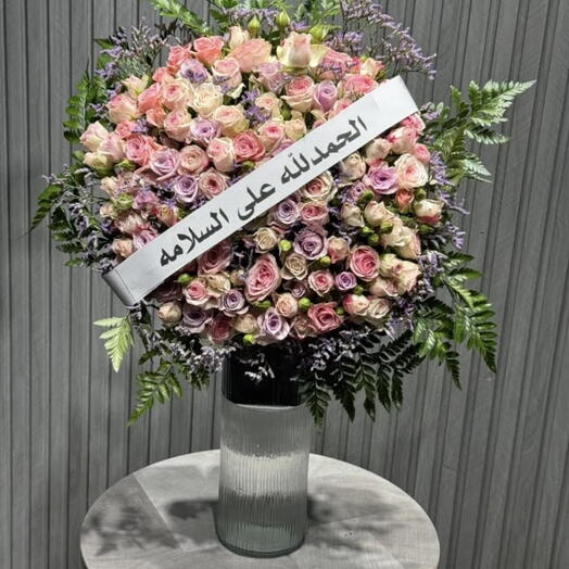 تنسيق ورد فاخر في فازة مع شريط كتابة
English:
Luxury Flower Arrangement in Vase with Message Ribbon