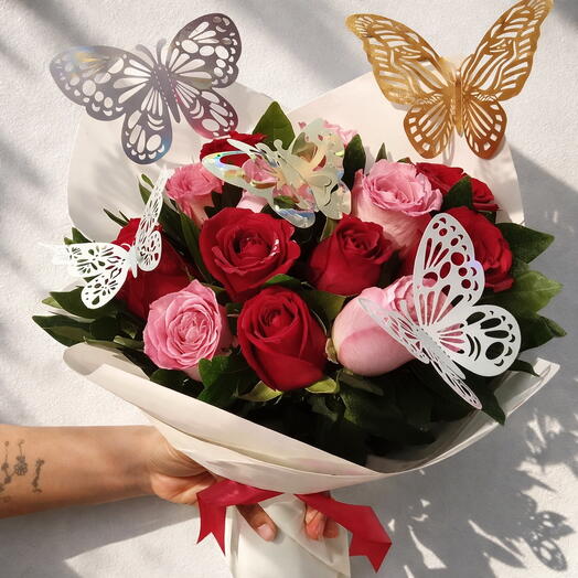 Bouquet Encanto de Rosas Rojas y Rosadas con Mariposas Decorativas
