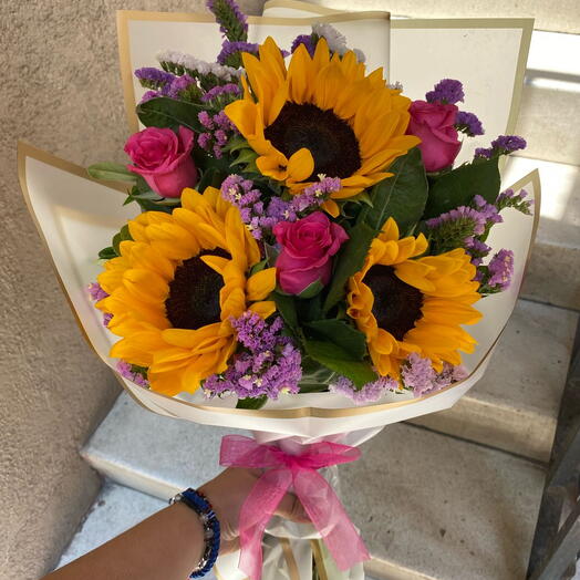 Trio de girasoles y rosas