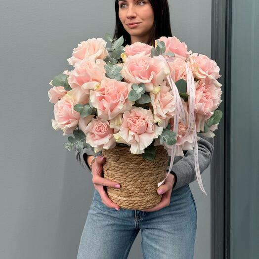 French roses Pink Mondial in basket size M