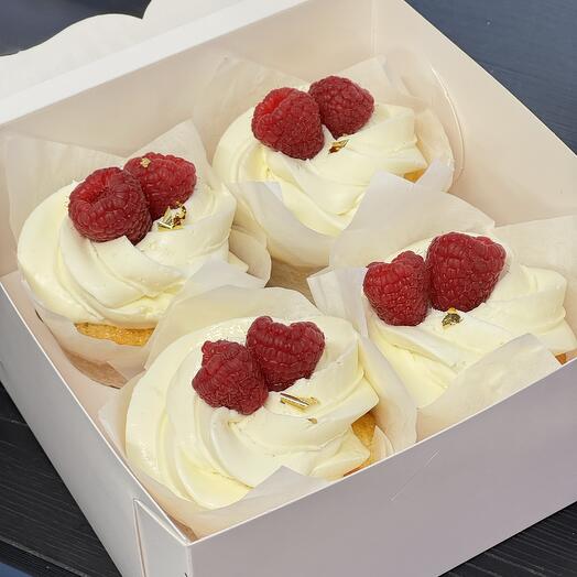 Babeczki waniliowe z malinami oraz zlotem jadalnym