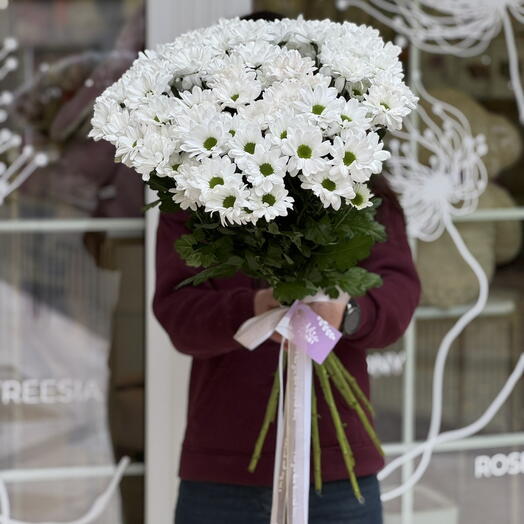 Букет из 11 веток белых хризантем