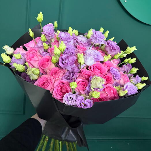 Розовые розы с эустомой