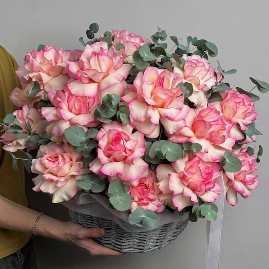 Ажурная корзина с 35 французских роз