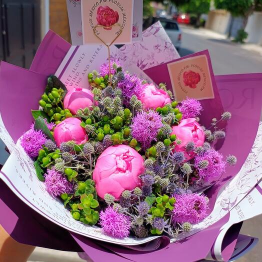 Media decena de peonias fucsia