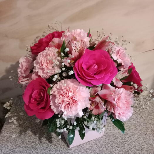 CAJA CON ROSAS FIUCSA, ROSAS ROSADAS CON ASTROMELIAS