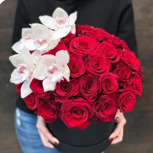 Коробка из 35 роз с орхидеями