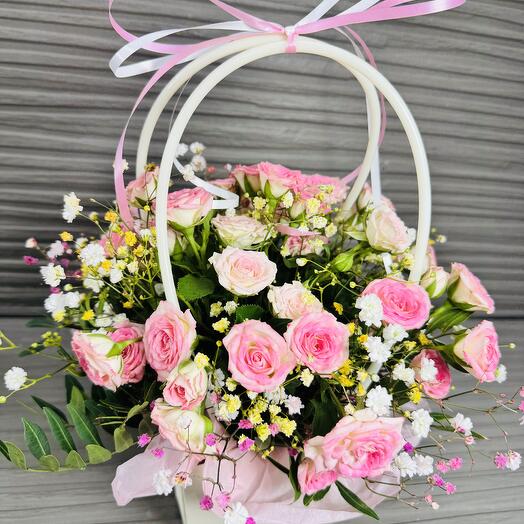 Arrangement in a M size handbag made of pink spray roses