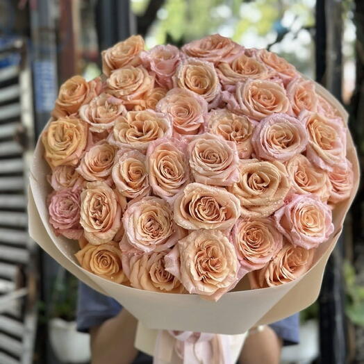 Bouquet Date in Paris of 45 peach roses