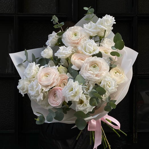 Elegant ranunculus 9 with lisianthus