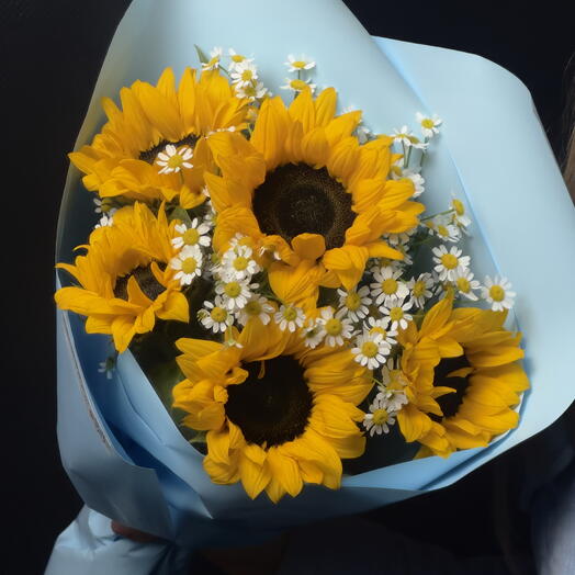 ️ ️ Көк қаптамадағы күнбағыс пен ромашка букеті