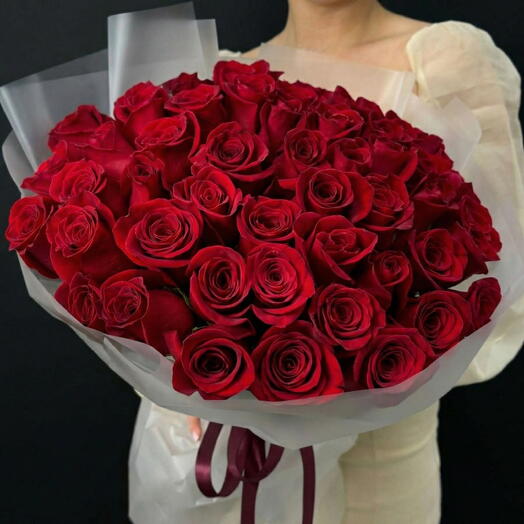 Премиум 50 / 51 қызыл Эксплорер раушан гүл шоғы — Люкс сыйлық - 50 / 51 қызыл Эксплорер раушаннан жасалған сәнді букет