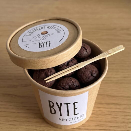 Mini ciasteczka czekoladowe z wybranym sosem