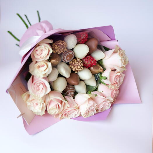 CHOCOLATE-COVERED STRAWBERRIES BOUQUET WITH ROSES
