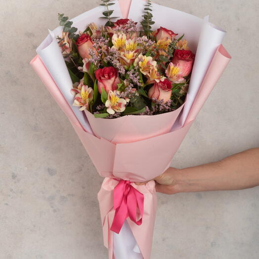 Rammo de rosas y alstroemerias
