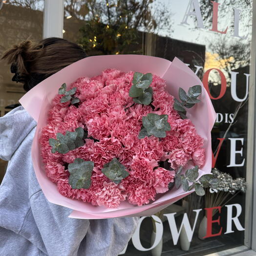 Розовые гвоздики и эвкалипт