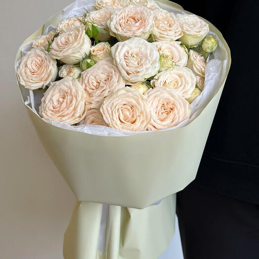 Кремовая кустовая пионовидная роза