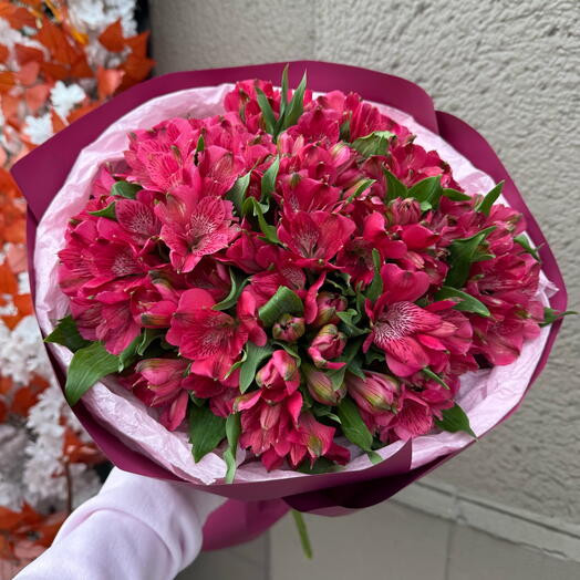 Roter Alstroemerienstrauß