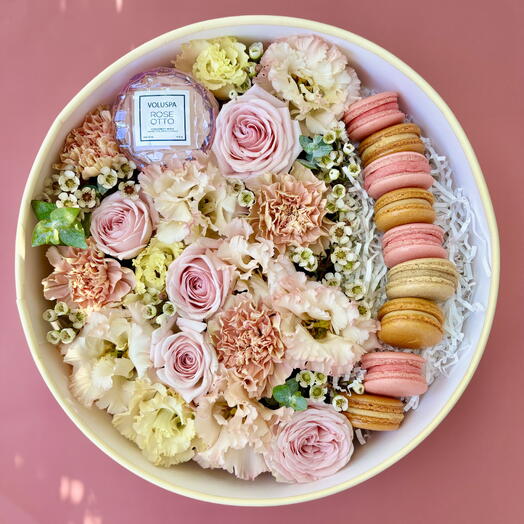 Flower box with candle   macaroons Peach   Caramel